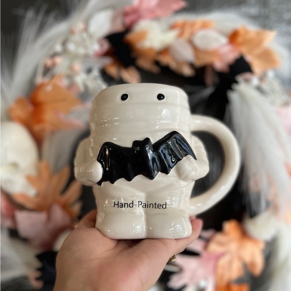 LAST ONE✨NEW🦇Mummy Holding Bat Halloween Mug🖤 - Picture 3 of 8